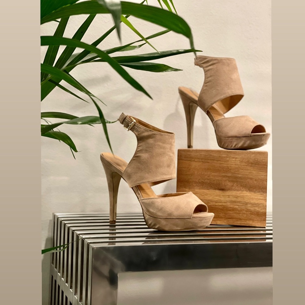 Nude Suede Nine West Heels Size 7.5